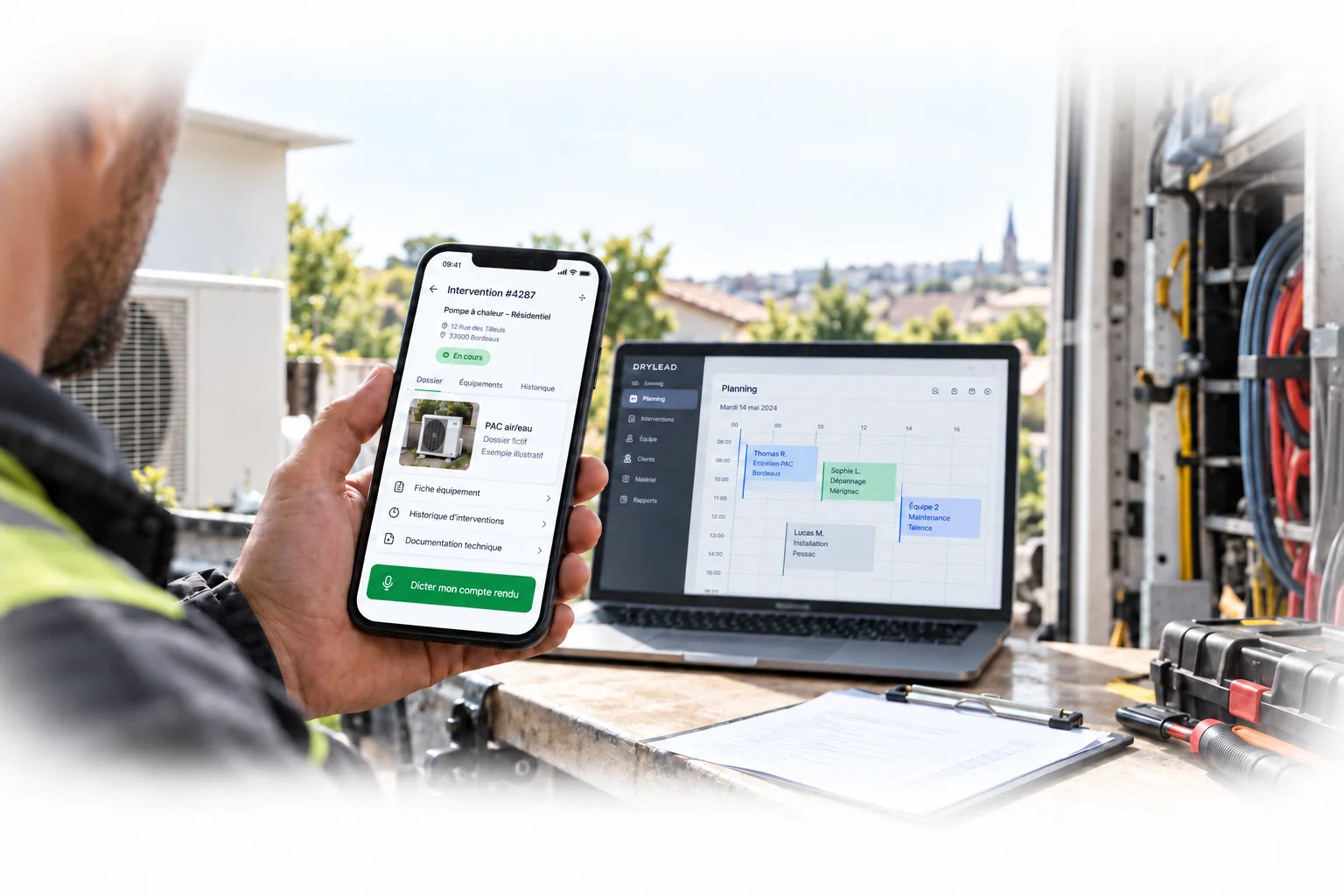 Exemple illustratif : un technicien consulte son dossier sur mobile, avec le planning ERP sur un ordinateur à ses côtés.